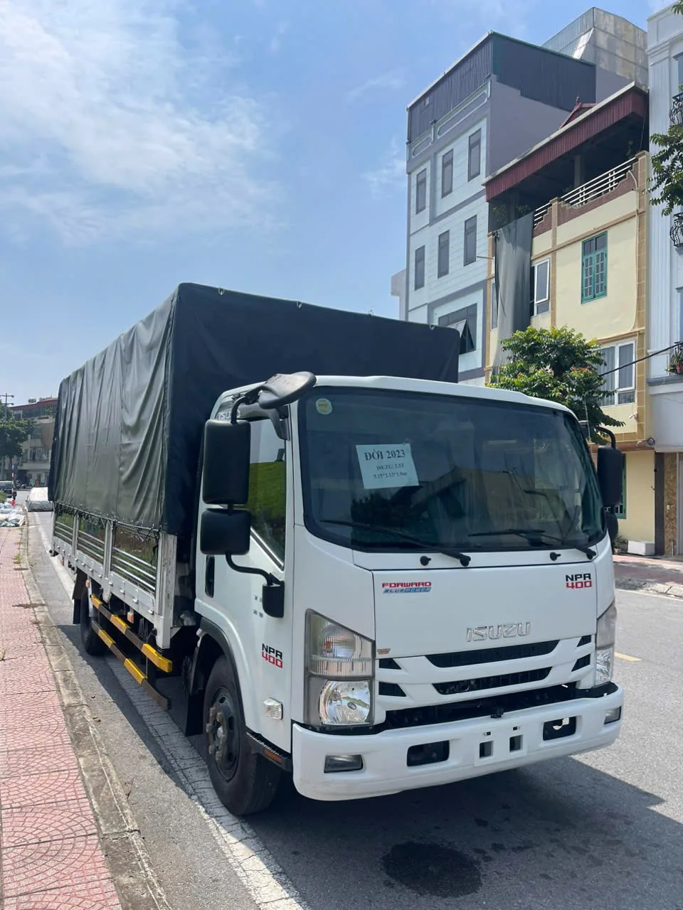 Xe tải Isuzu cũ tại Bãi xe Thắng Cảnh Long Biên Hà Nội