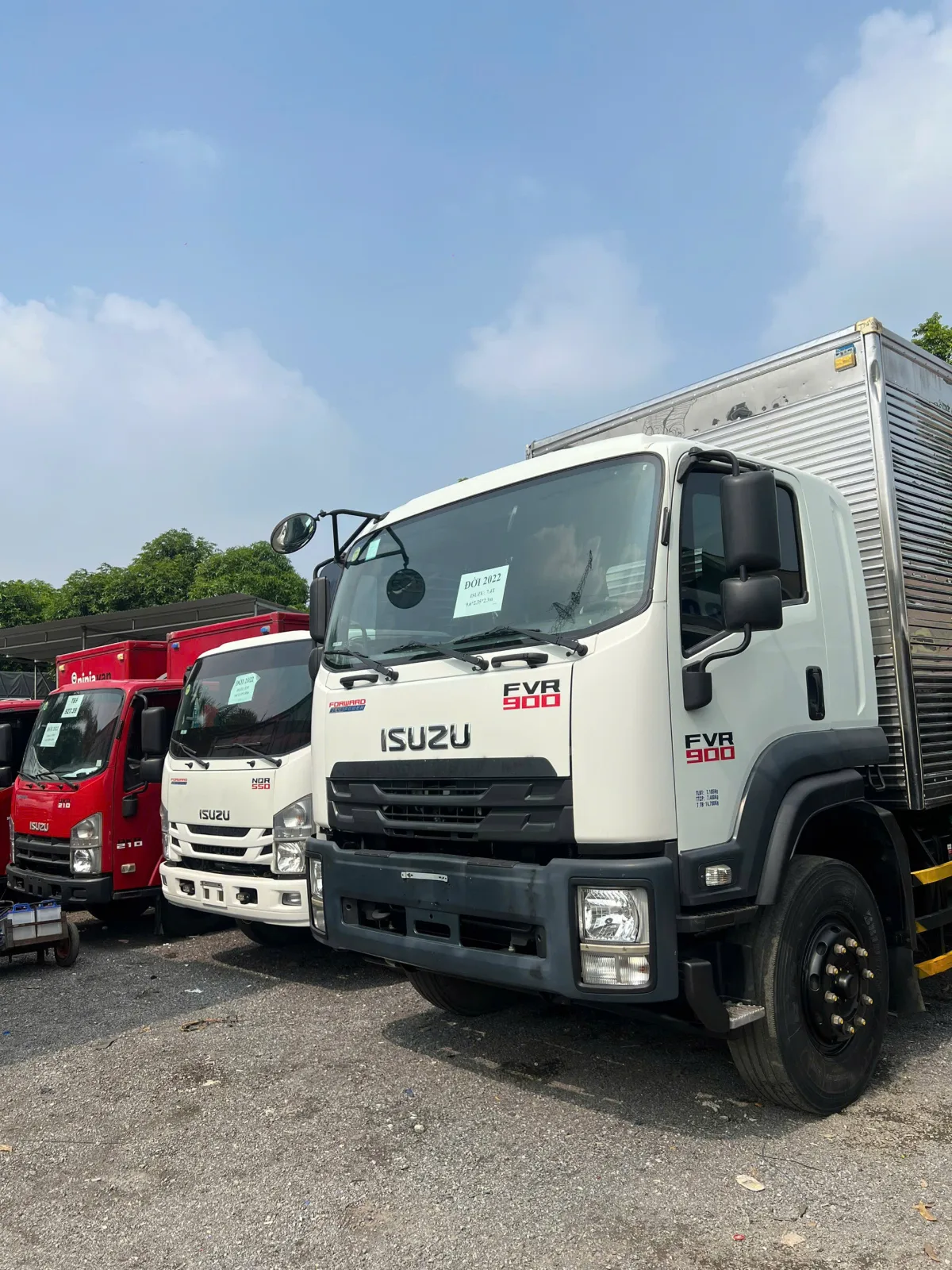 Xe tải Isuzu cũ tại Bãi xe Thắng Cảnh Long Biên Hà Nội