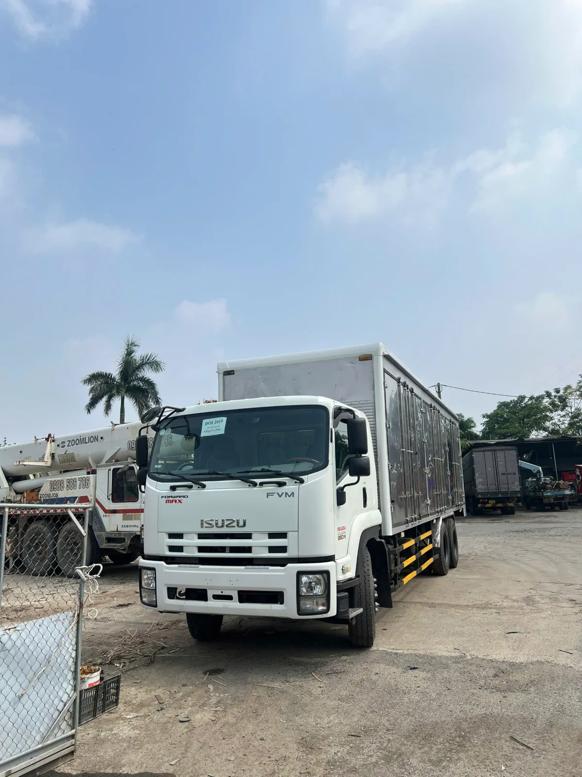 Xe tải Isuzu cũ tại Bãi xe Thắng Cảnh Long Biên Hà Nội