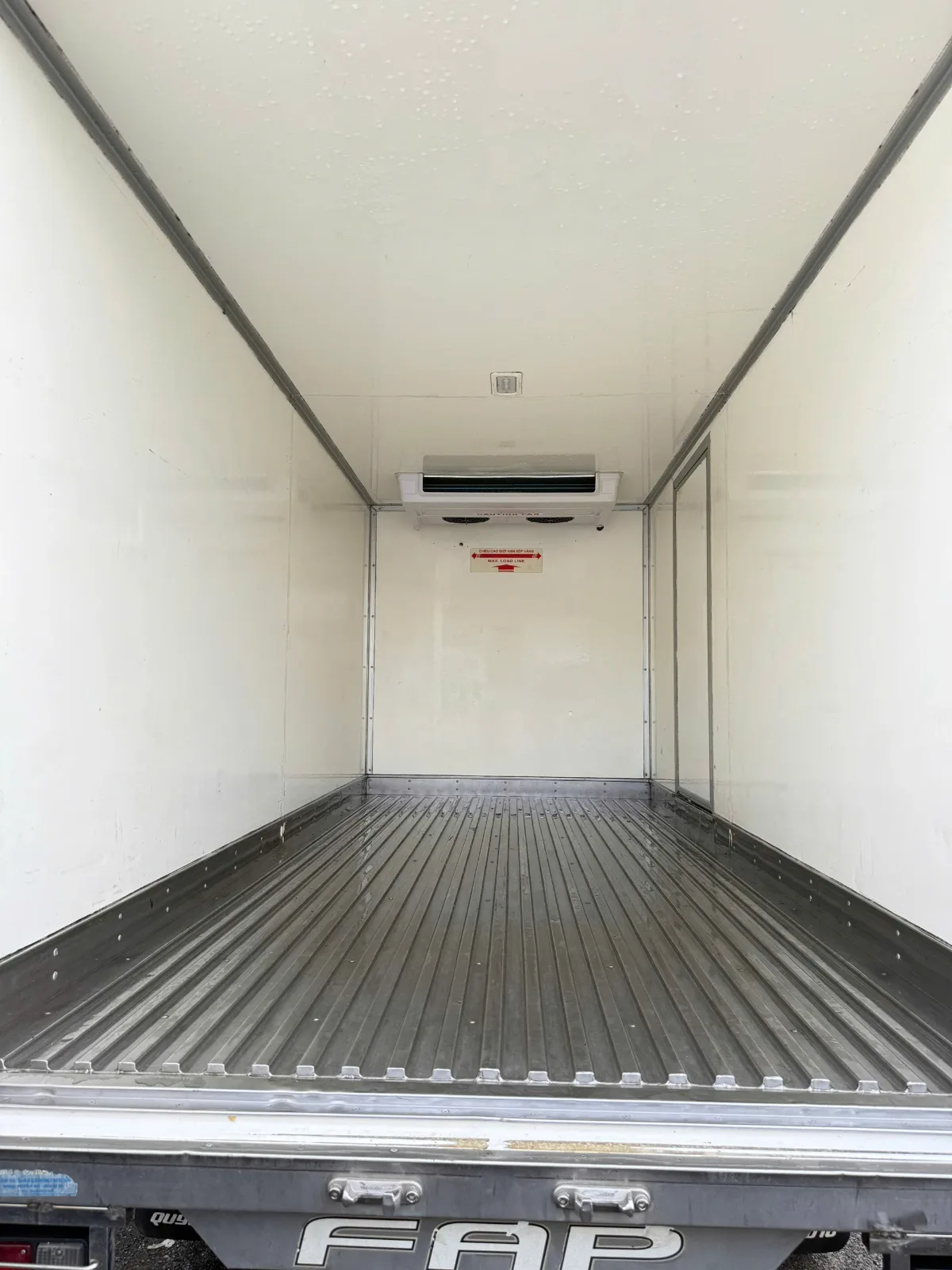 Xe tải Isuzu cũ tại Bãi xe Thắng Cảnh Long Biên Hà Nội