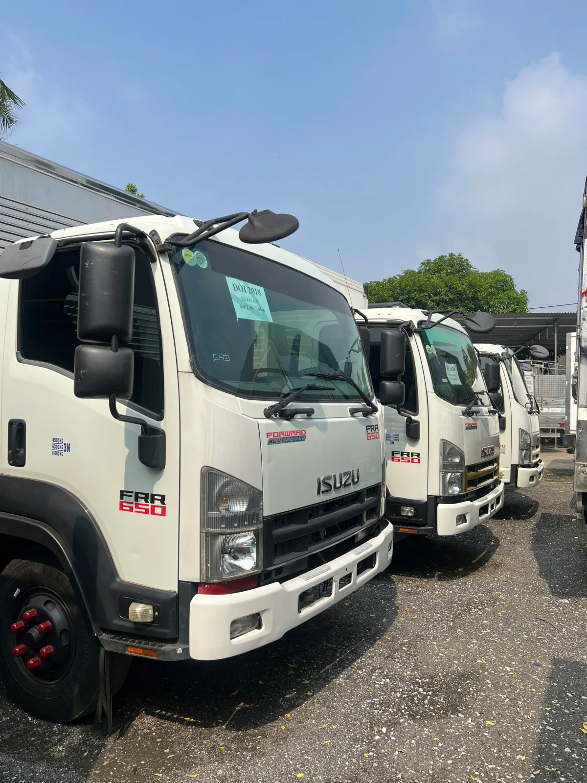 Xe tải Isuzu cũ tại Bãi xe Thắng Cảnh Long Biên Hà Nội