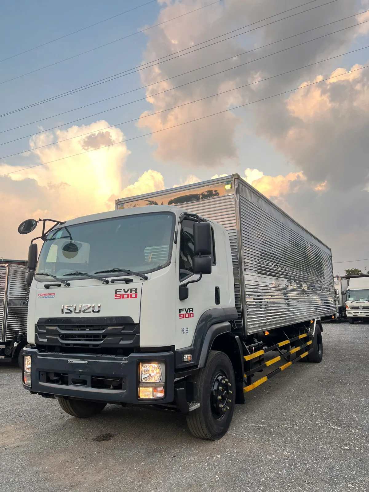 Xe tải Isuzu cũ tại Bãi xe Thắng Cảnh Long Biên Hà Nội