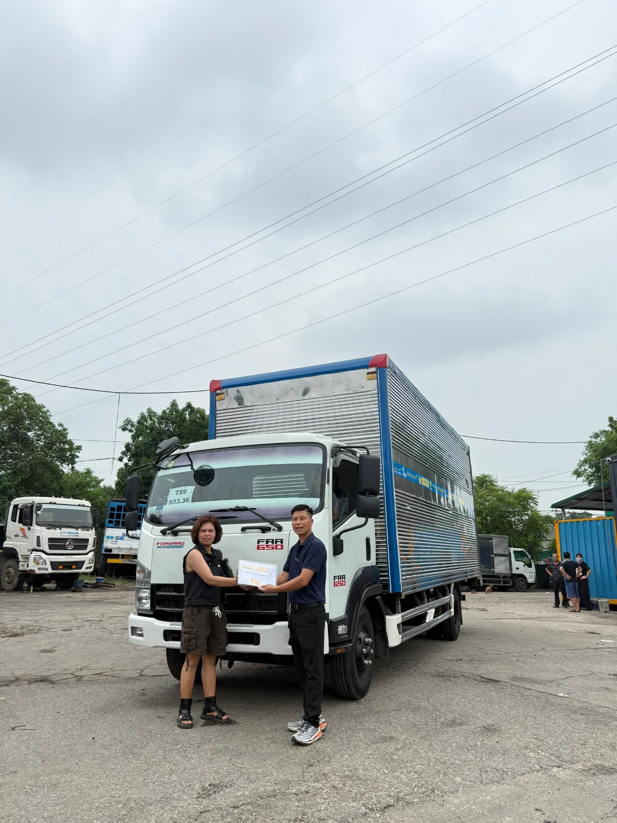 Ảnh bàn giao xe cùng khách hàng