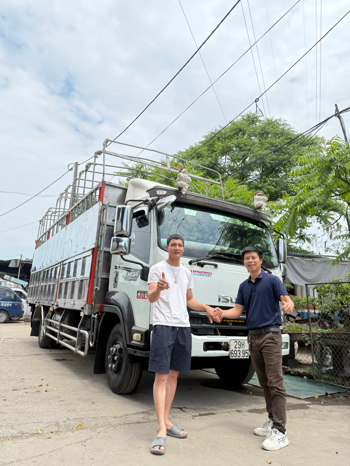 Ảnh bàn giao xe cùng khách hàng