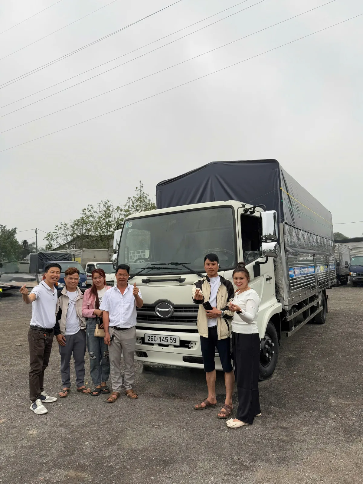 Ảnh bàn giao xe cho khách tại bãi xe