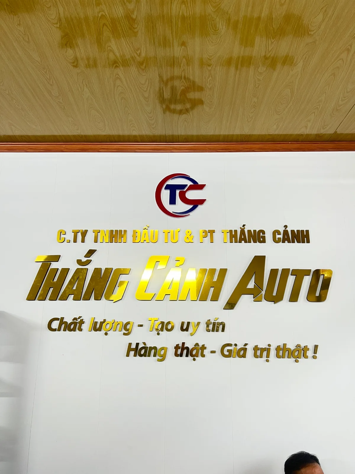 Đội ngũ thợ Thắng Cảnh Auto thẩm định kỹ thuật xe tải tại bãi xe Long Biên