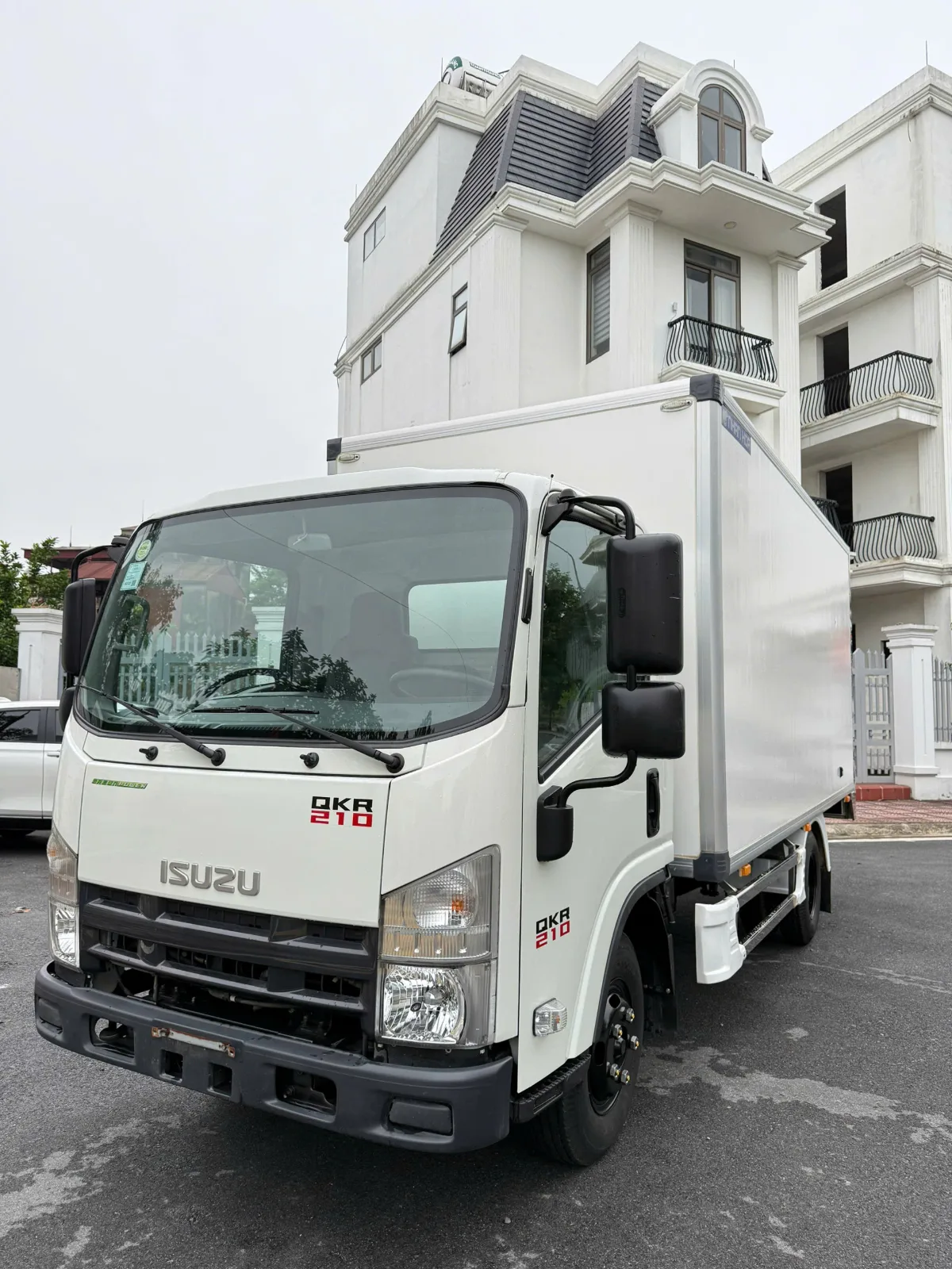 So Sánh Isuzu QKR 210 Và Kia K200 Cũ: Máy Bốc Êm Ái Hay Siêu Tiết Kiệm Dầu Vào Phố?