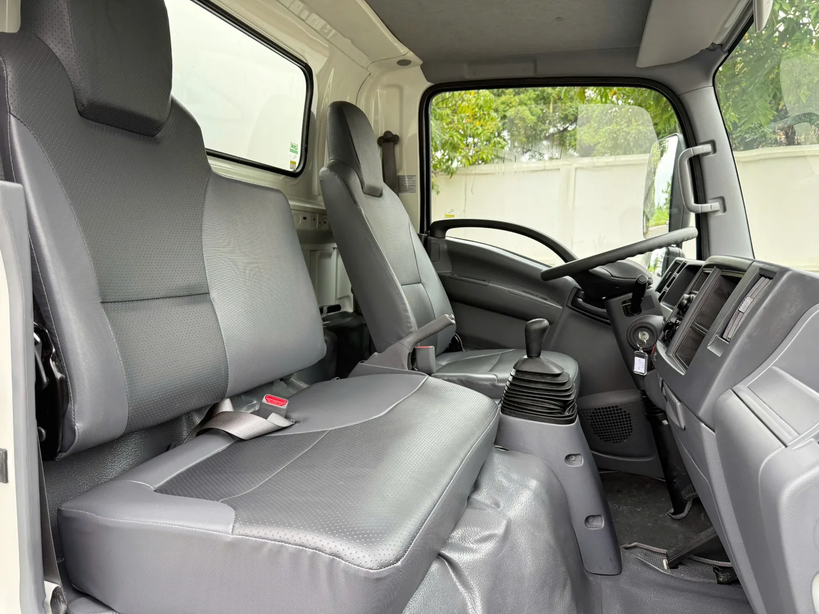 So Sánh Isuzu QKR 210 Và Kia K200 Cũ: Máy Bốc Êm Ái Hay Siêu Tiết Kiệm Dầu Vào Phố?