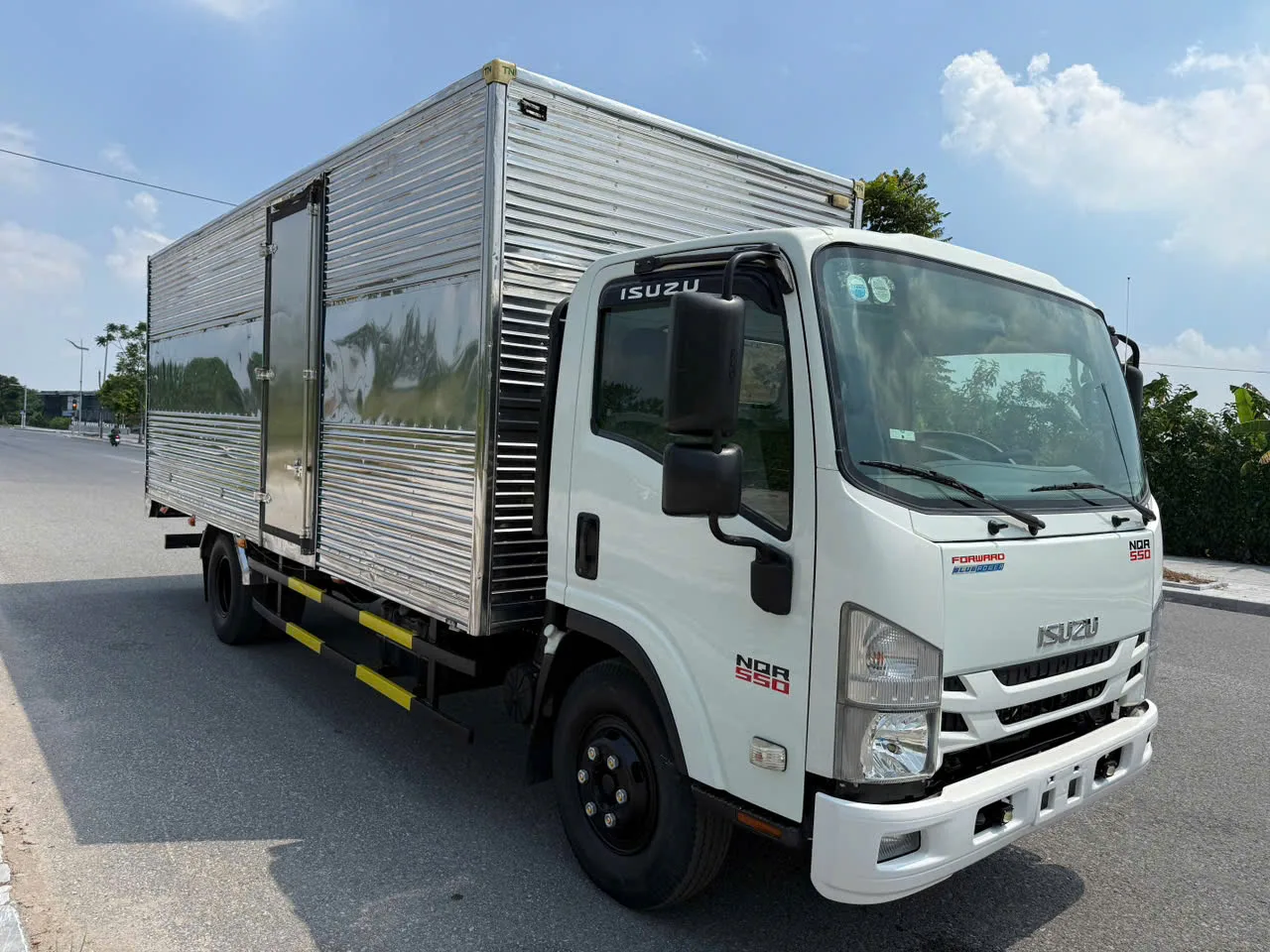 Isuzu NQR 550 thùng kín đời 2022 - ảnh 1