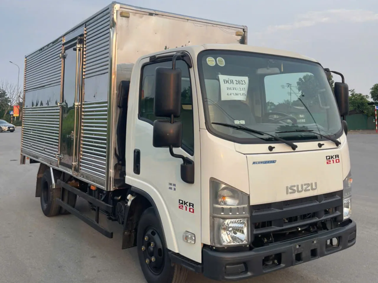 Isuzu QKR 210 thùng kín đời 2023