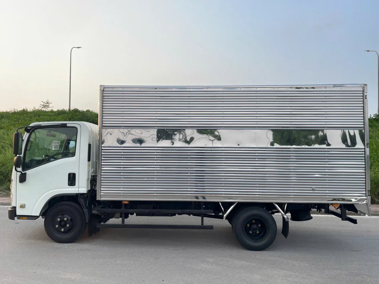 Isuzu QKR 210 thùng kín đời 2023 - ảnh thu nhỏ 10