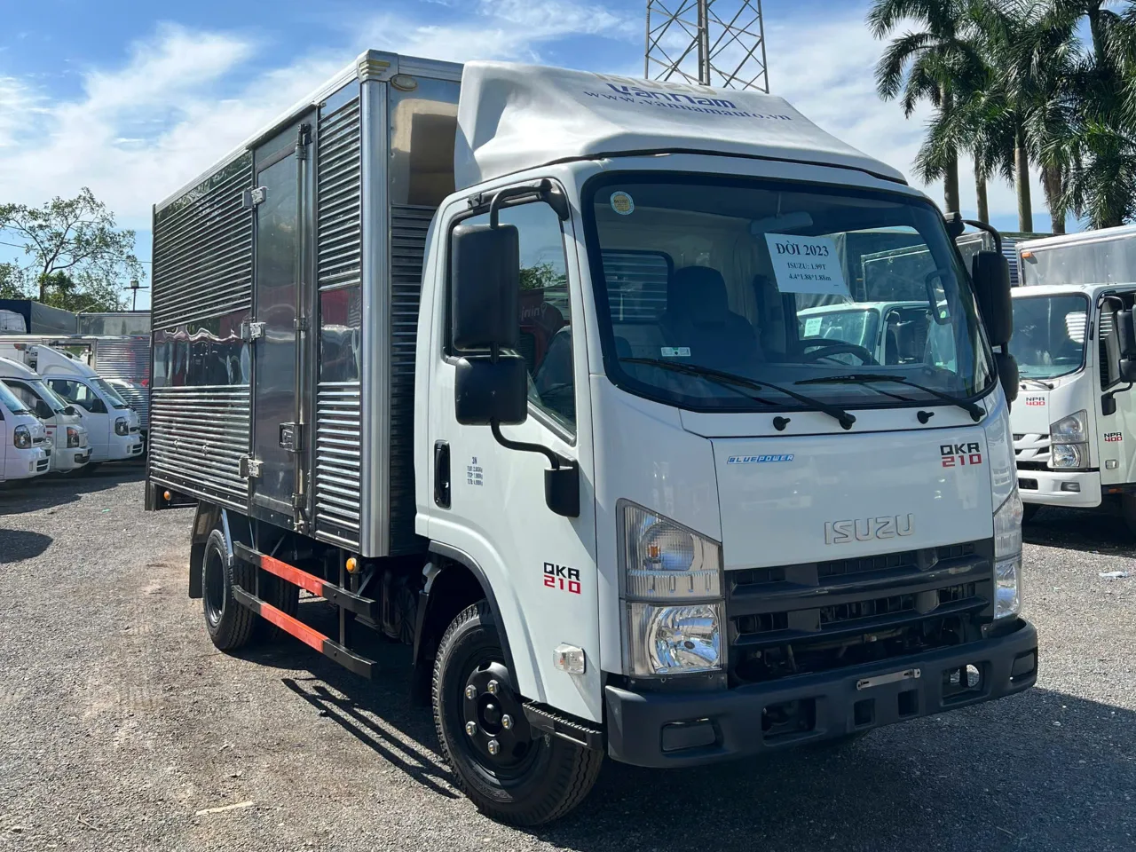 Isuzu QKR 210 thùng kín đời 2023