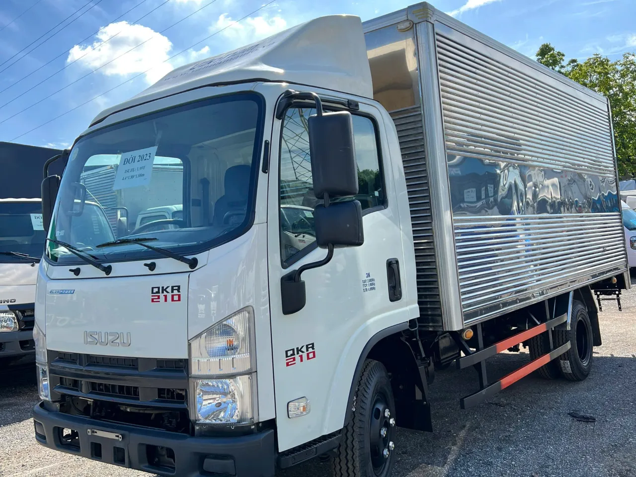 Isuzu QKR 210 thùng kín đời 2023 - ảnh 3