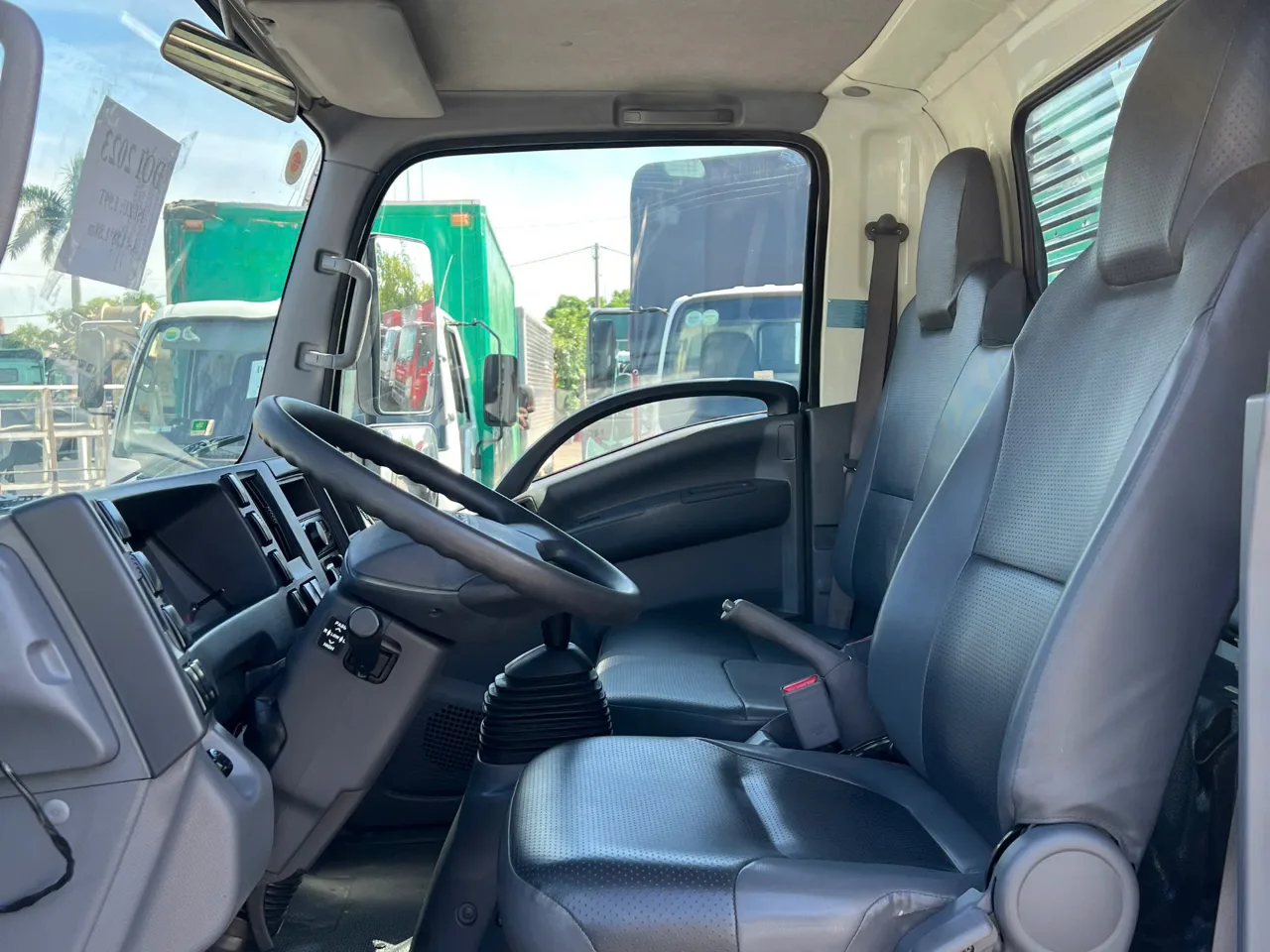 Isuzu QKR 210 thùng kín đời 2023 - ảnh 8