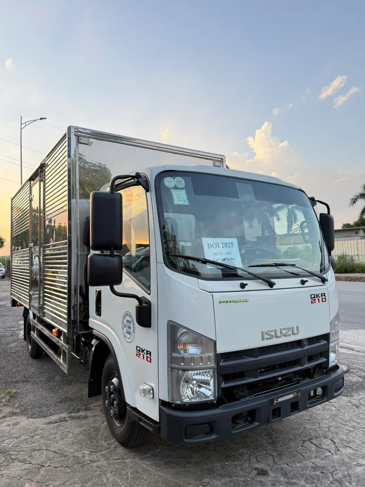 Isuzu QKR 210 Thùng kín đang có tại bãi