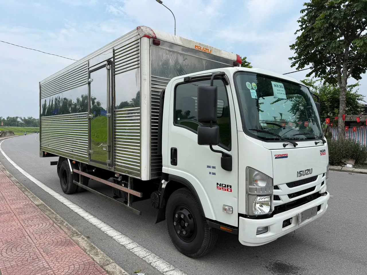 Isuzu NQR 550 thùng kín đời 2024