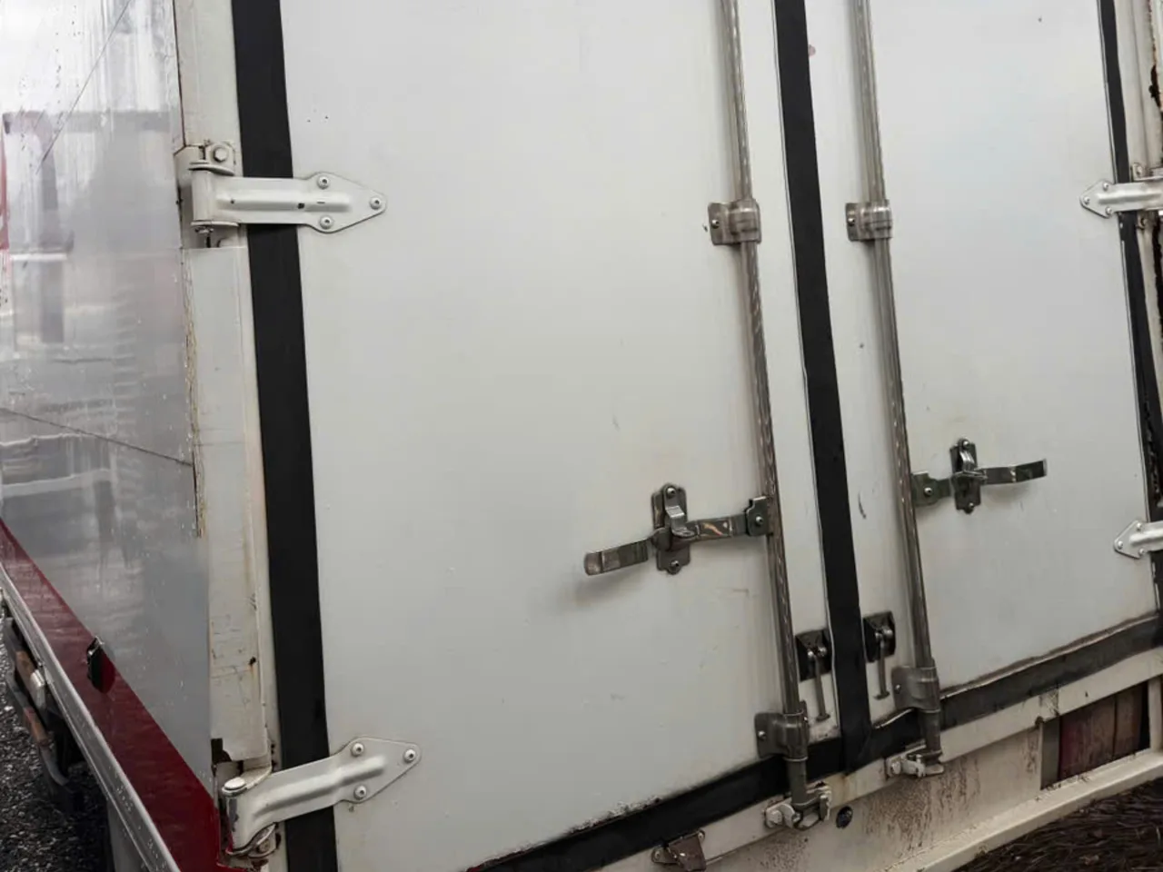 Isuzu NLR thùng kín đời 2015 - ảnh 4