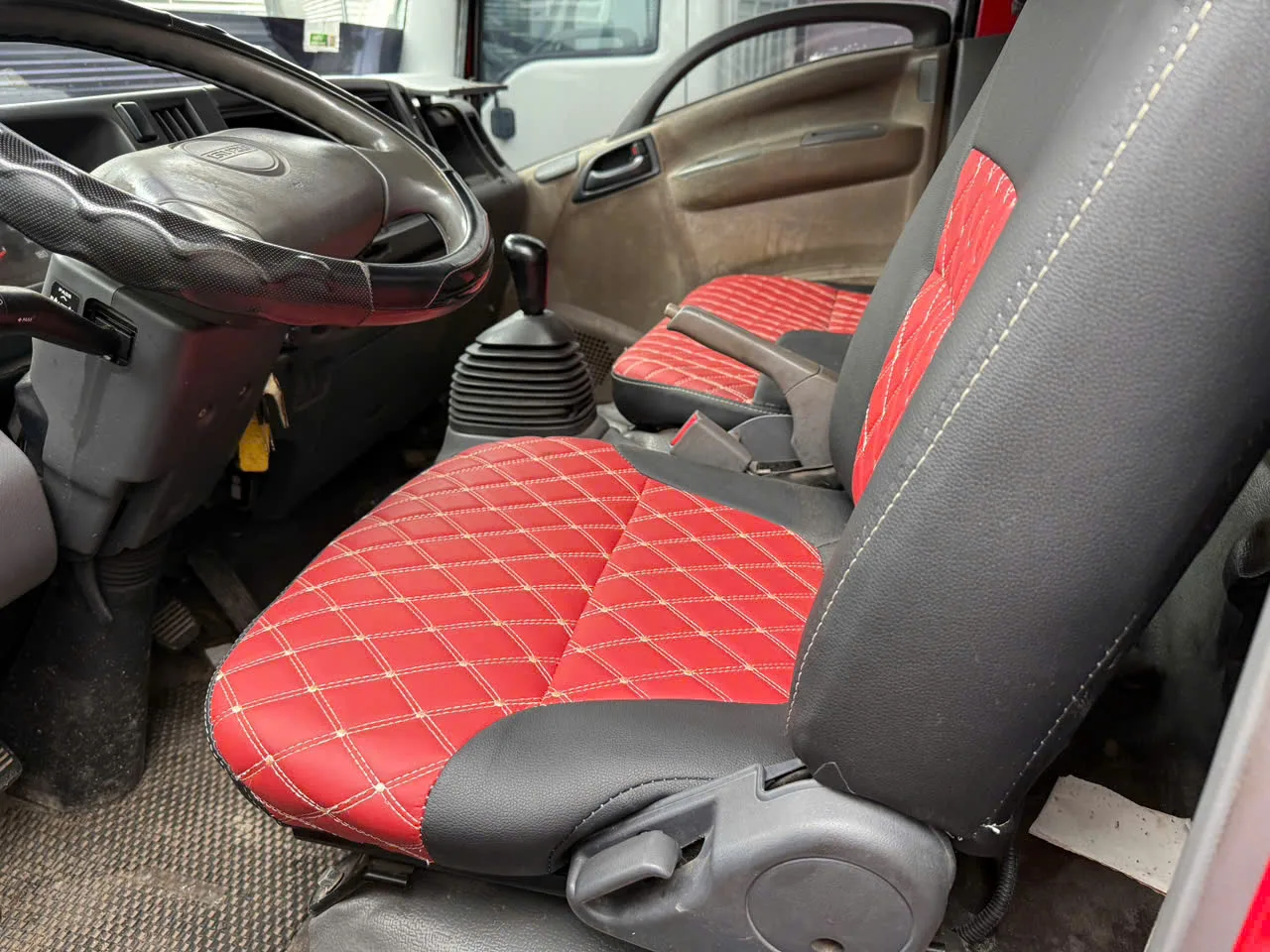 Isuzu NLR thùng kín đời 2015 - ảnh 8