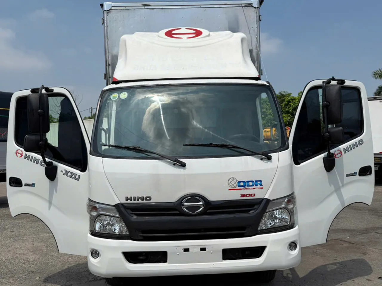 Hino 300 XZU thùng kín đời 2020 - ảnh 2
