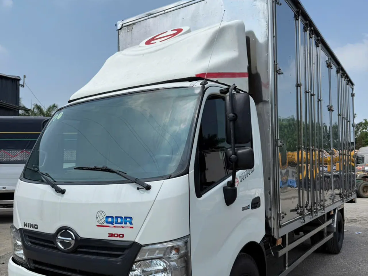 Hino 300 XZU thùng kín đời 2020 - ảnh 3