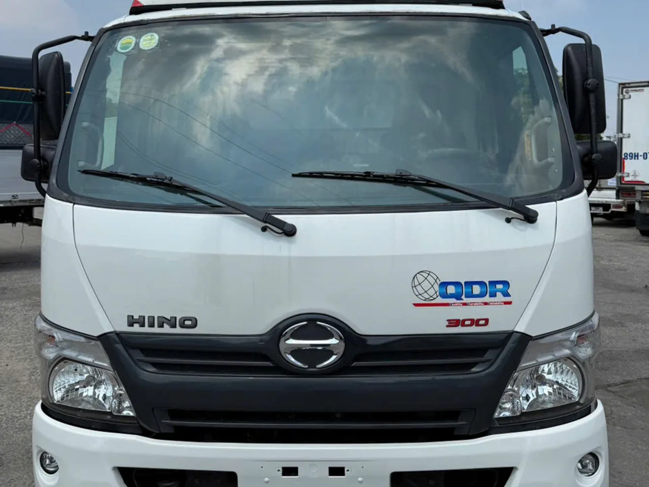 Hino 300 XZU thùng kín đời 2020 - ảnh 4