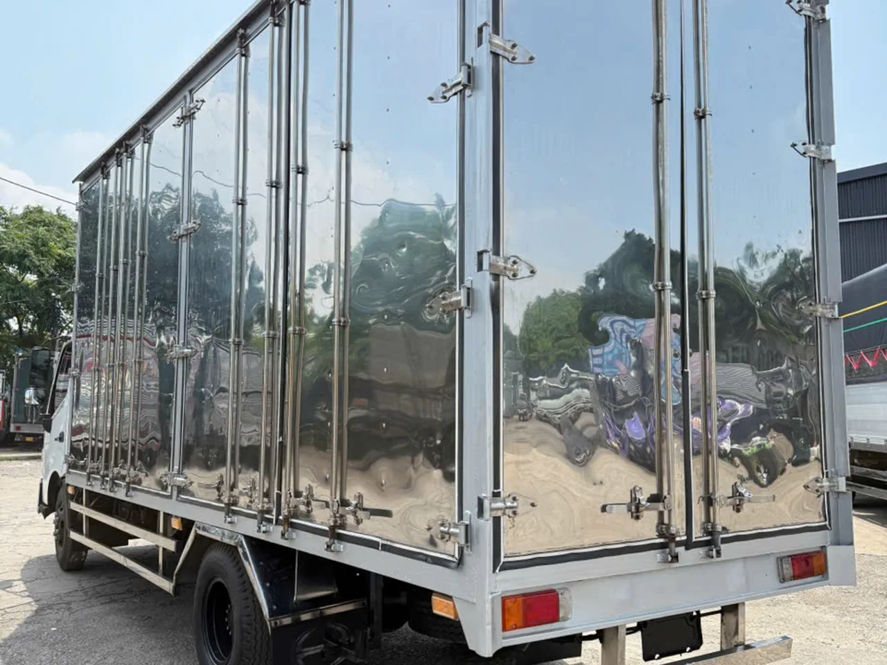 Hino 300 XZU thùng kín đời 2020 - ảnh 6