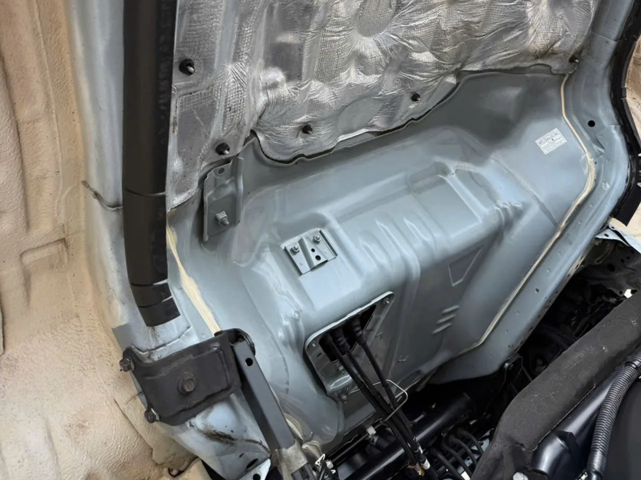 Hino 300 XZU thùng kín đời 2020 - ảnh 8