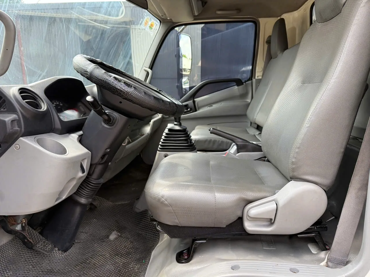 Hino 300 XZU thùng kín đời 2020 - ảnh 9