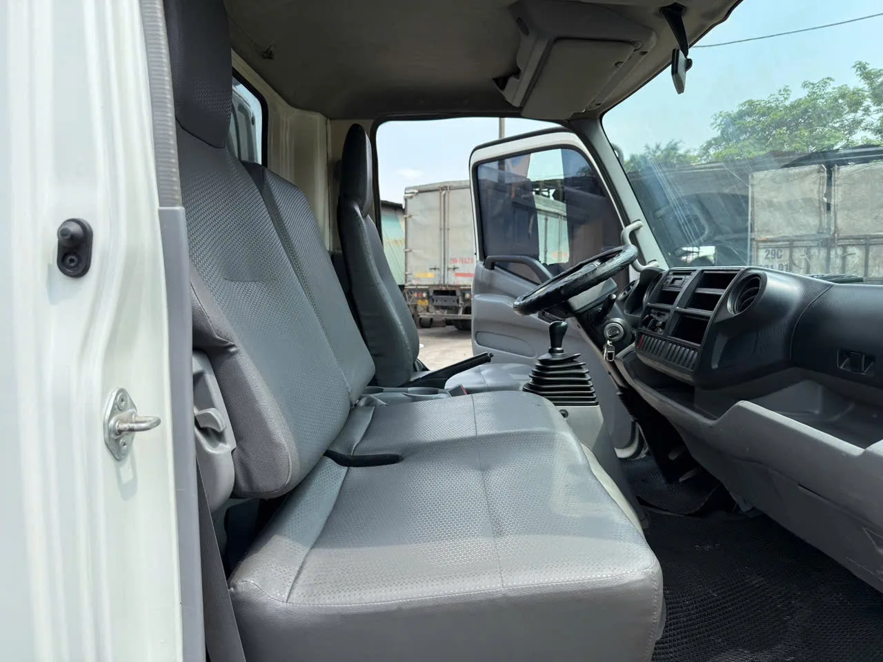 Hino 300 XZU thùng kín đời 2020 - ảnh 10