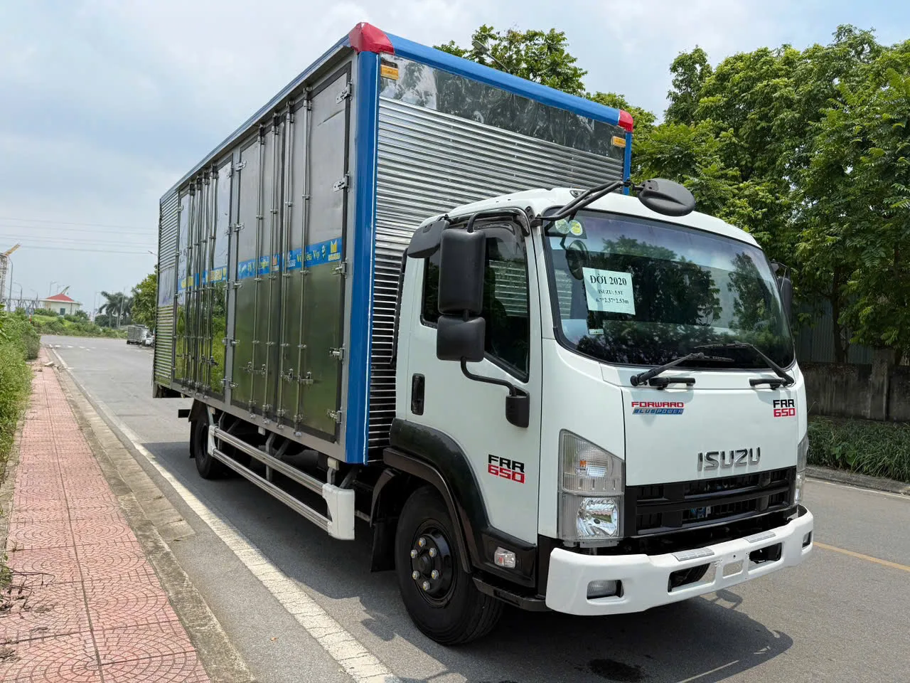 Isuzu FRR 650 Thùng kín đang có tại bãi