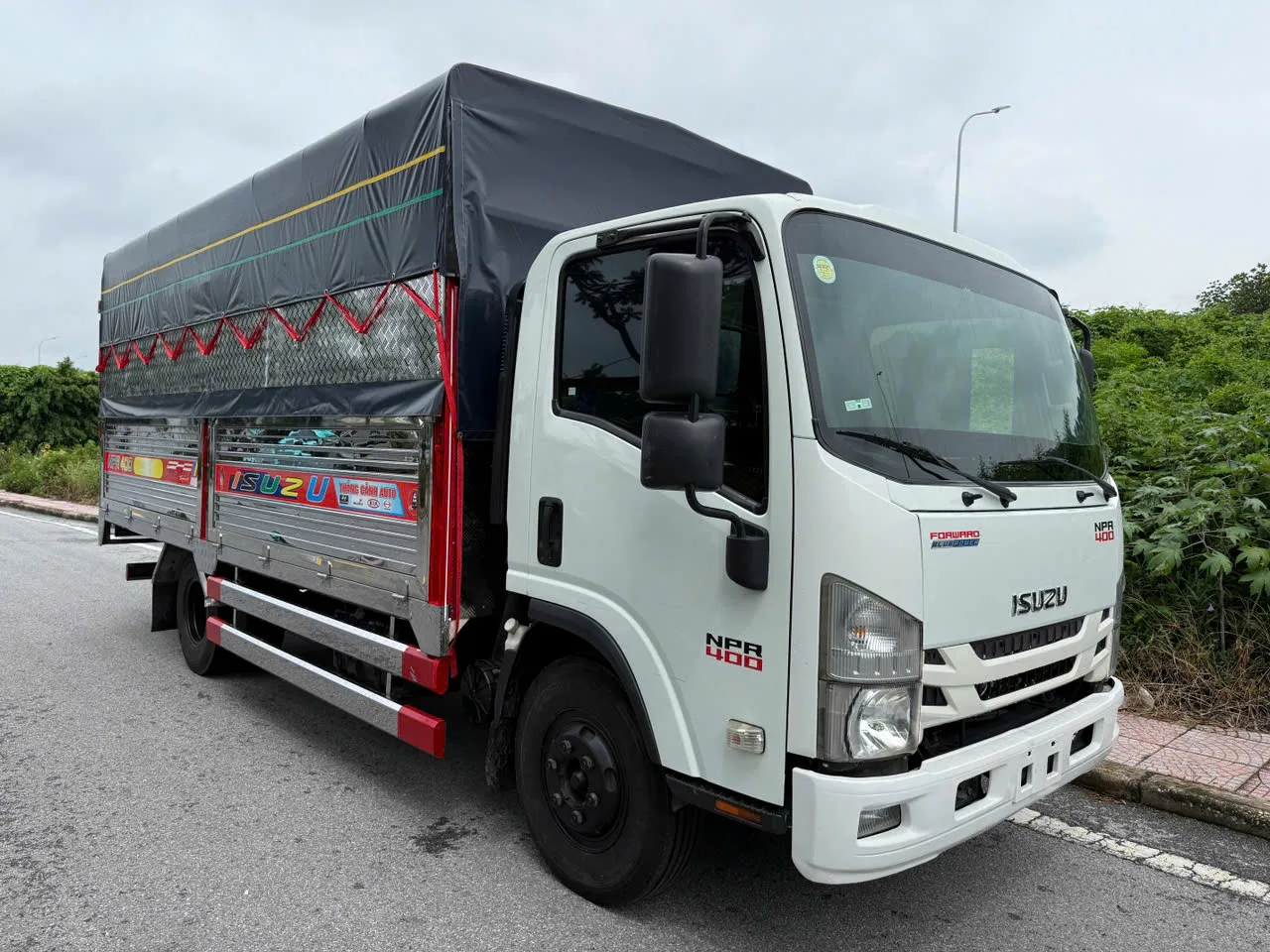 Isuzu NPR 400 mui bạt đời 2022