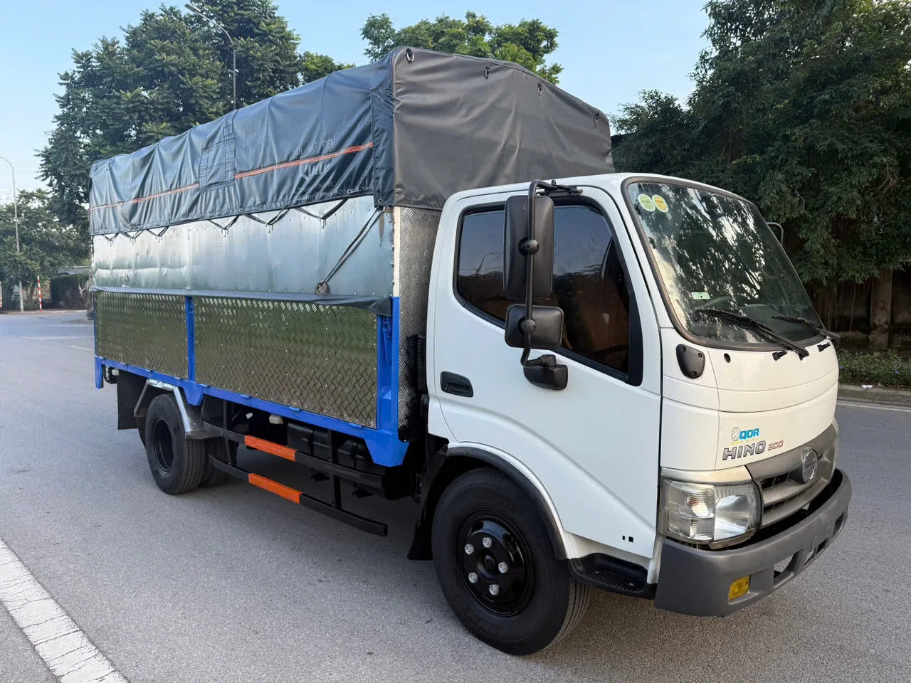 Hino QDR 300 Mui bạt đang có tại bãi