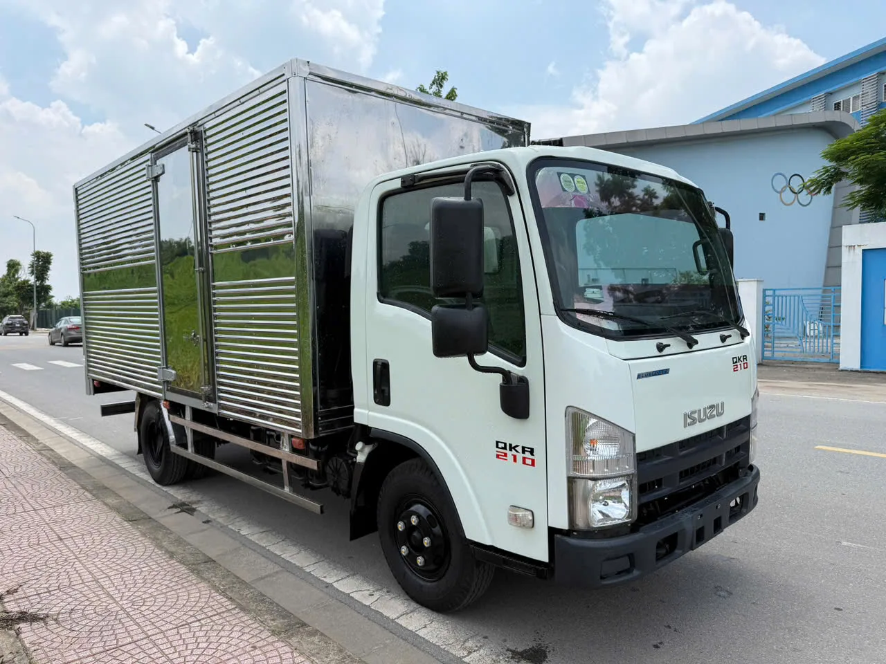 Isuzu QKR 210 thùng kín đời 2022
