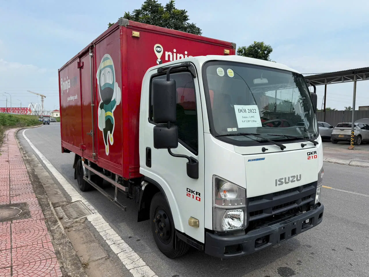 Isuzu QKR 210 thùng kín đời 2022