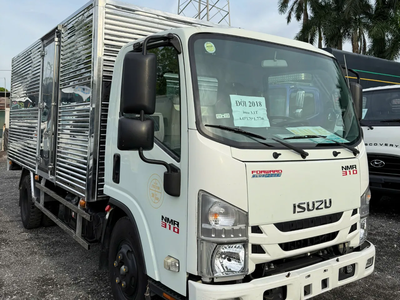 Isuzu NMR 310 thùng kín đời 2018