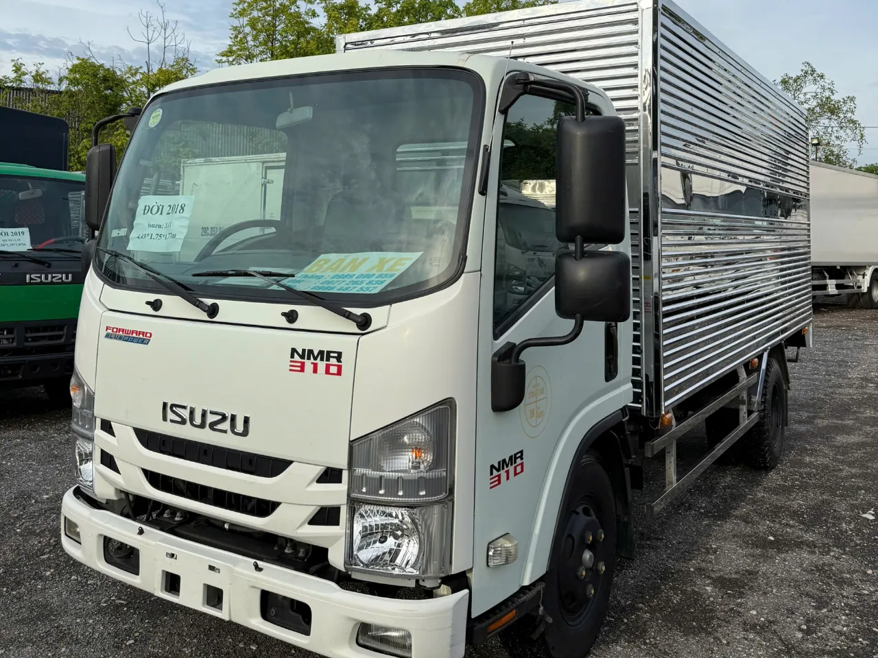 Isuzu NMR 310 thùng kín đời 2018 - ảnh thu nhỏ 2