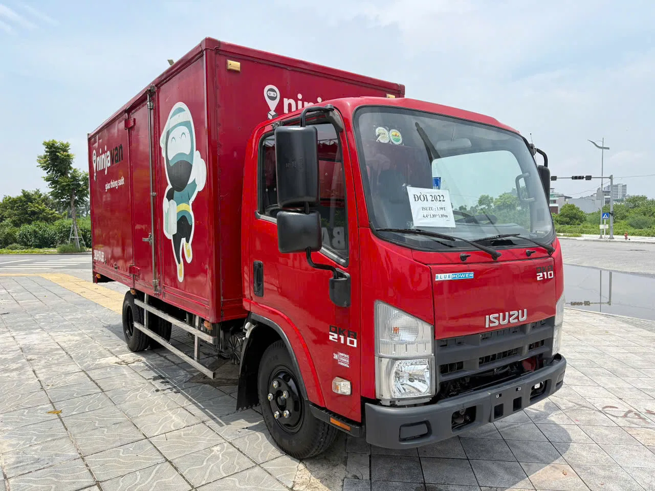 Isuzu QKR 210 thùng kín đời 2022