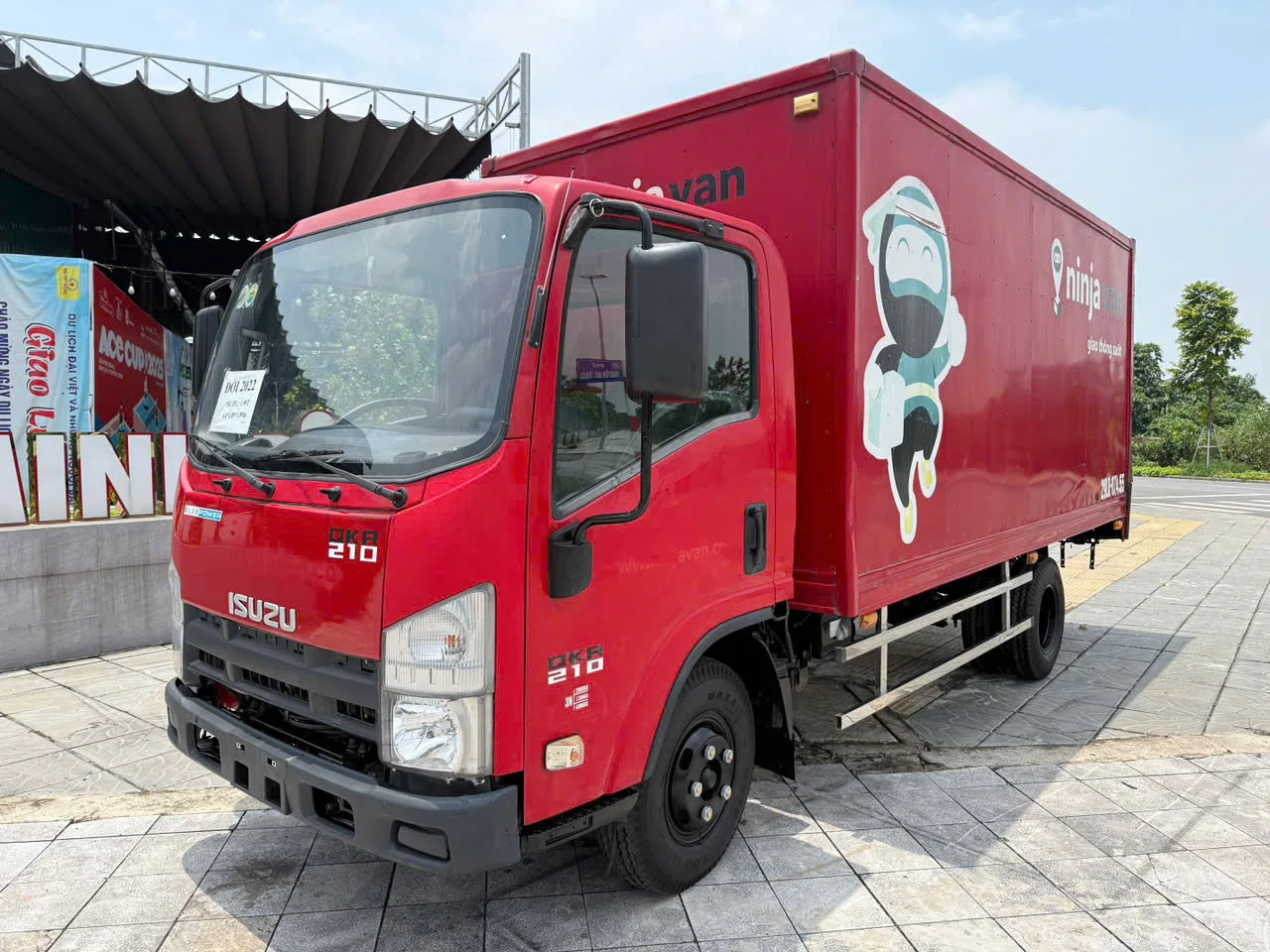 Isuzu QKR 210 thùng kín đời 2022 - ảnh 2