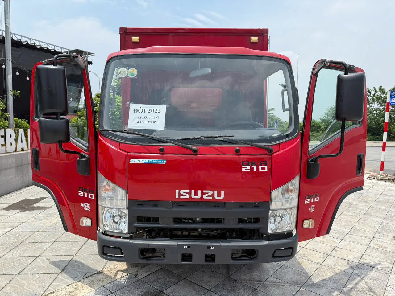 Isuzu QKR 210 thùng kín đời 2022 - ảnh 3