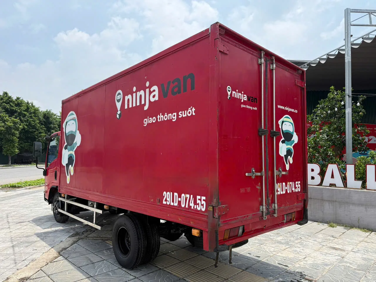 Isuzu QKR 210 thùng kín đời 2022 - ảnh 5