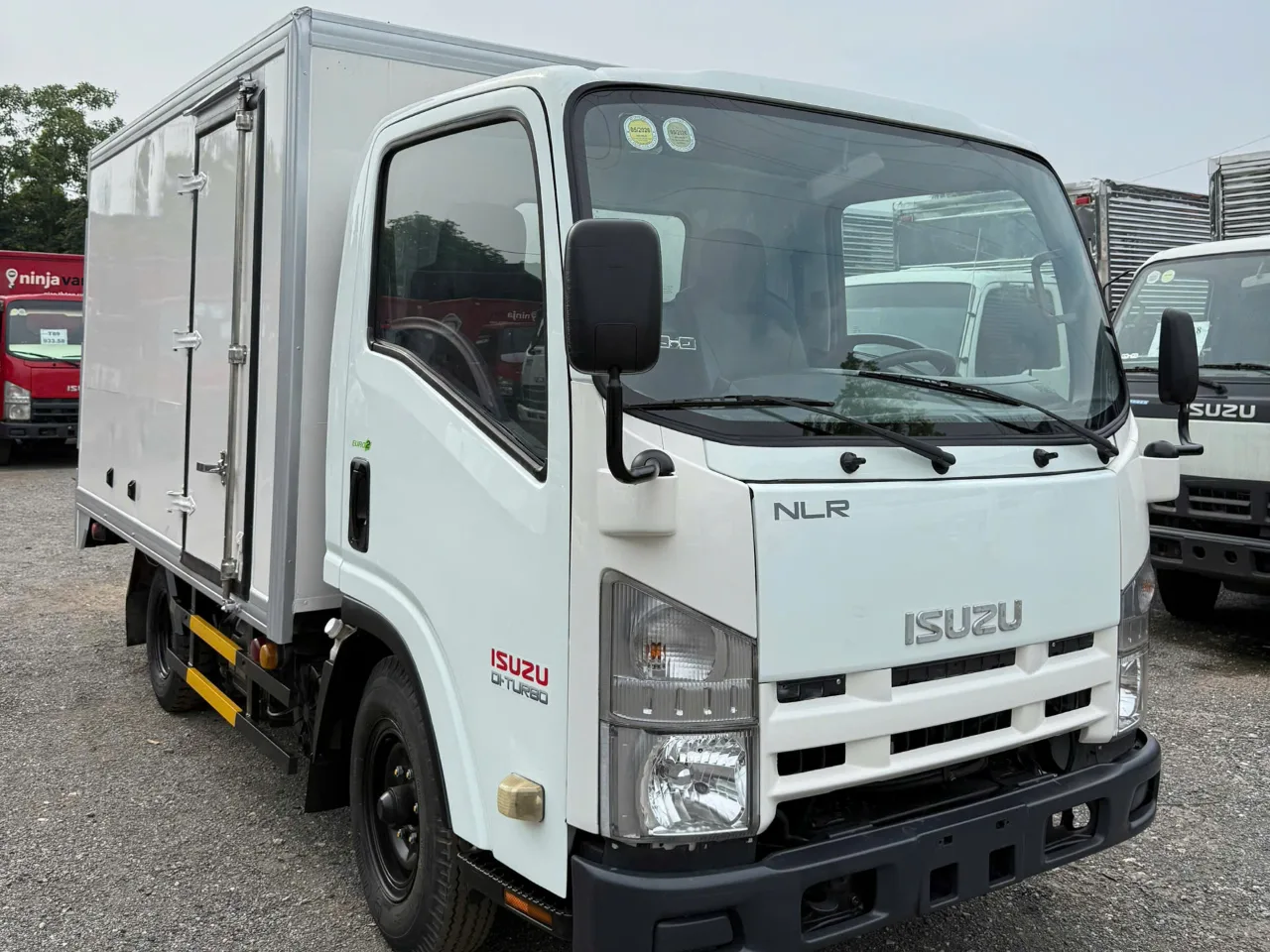Isuzu NLR Thùng kín đang có tại bãi