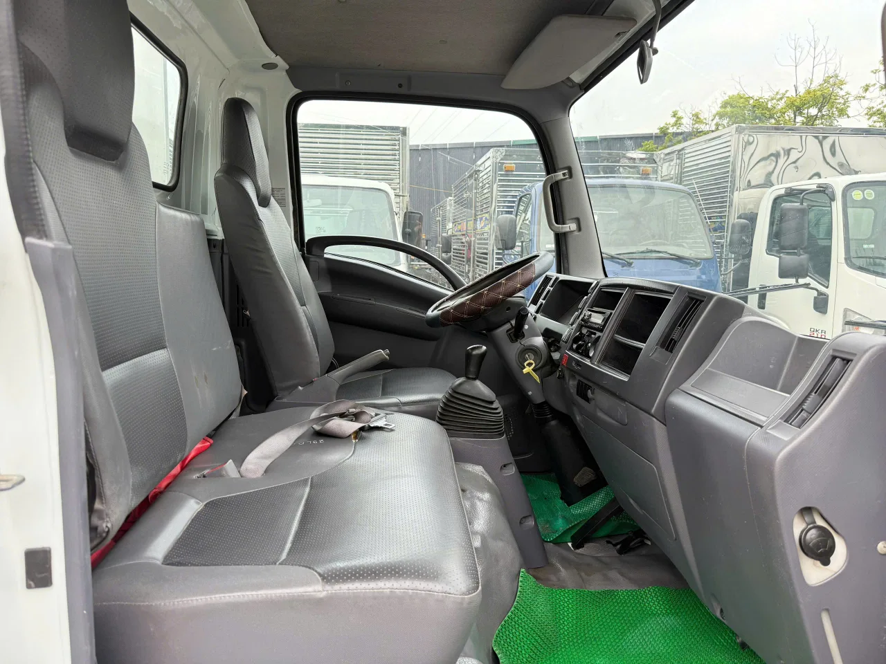 Isuzu NLR thùng kín đời 2015 - ảnh thu nhỏ 7