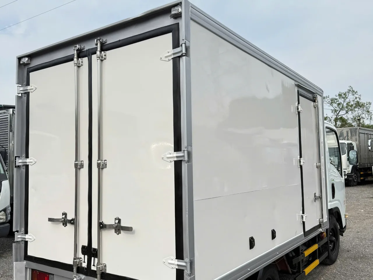 Isuzu NLR thùng kín đời 2015 - ảnh thu nhỏ 9