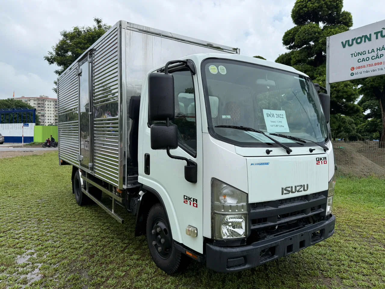 Isuzu QKR 210 thùng kín đời 2022