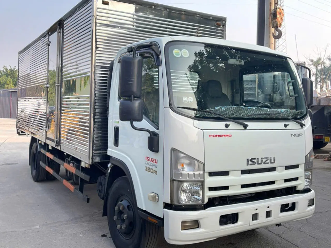 Isuzu NQR thùng kín đời 2017