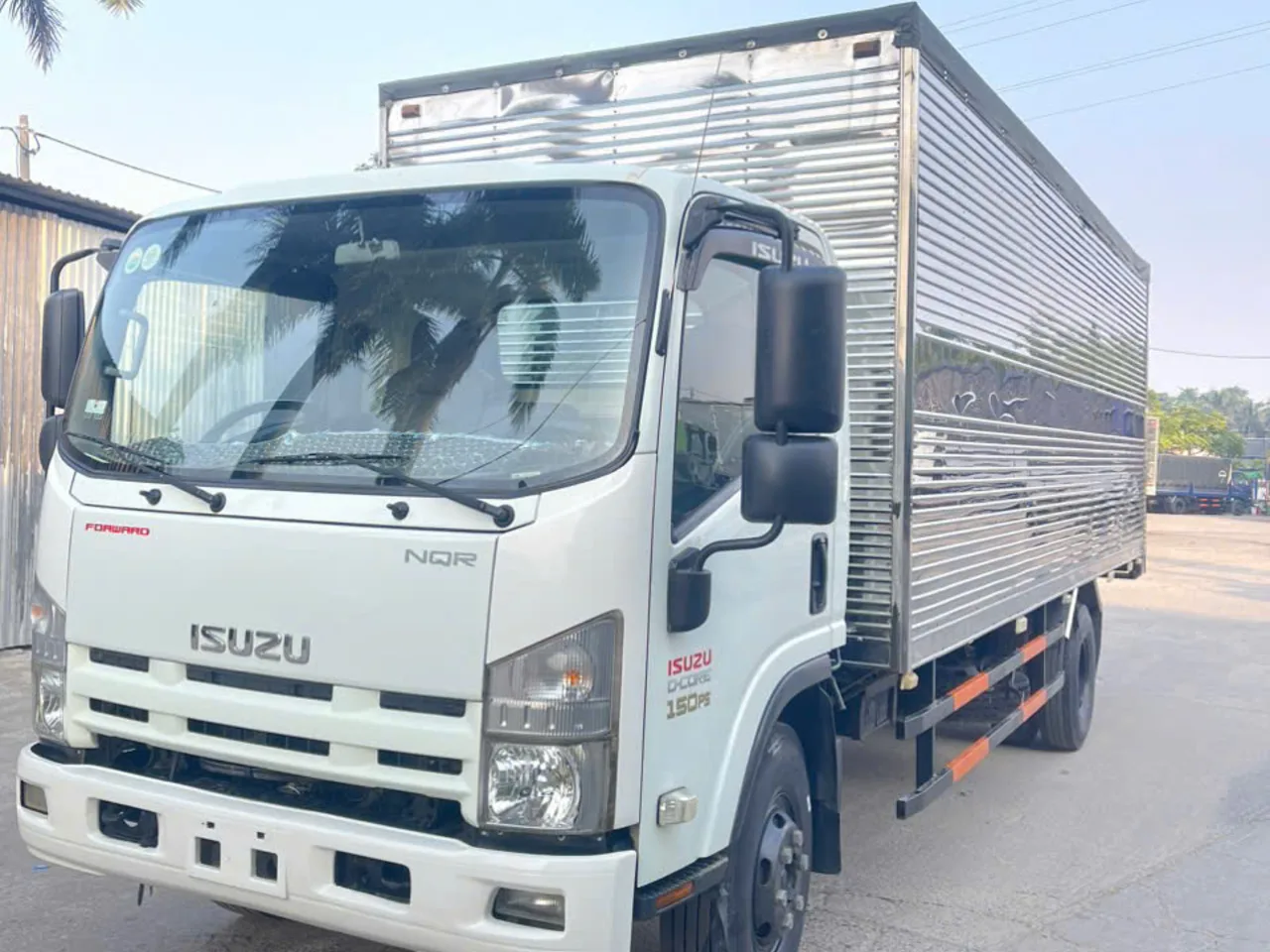 Isuzu NQR thùng kín đời 2017 - ảnh 2