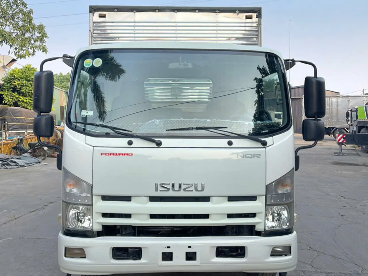 Isuzu NQR thùng kín đời 2017 - ảnh 3
