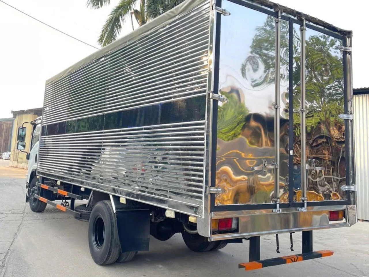 Isuzu NQR thùng kín đời 2017 - ảnh 5