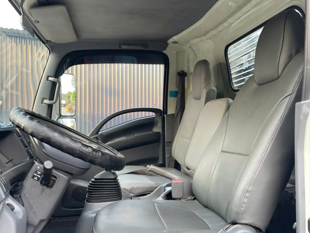 Isuzu NQR thùng kín đời 2017 - ảnh 8