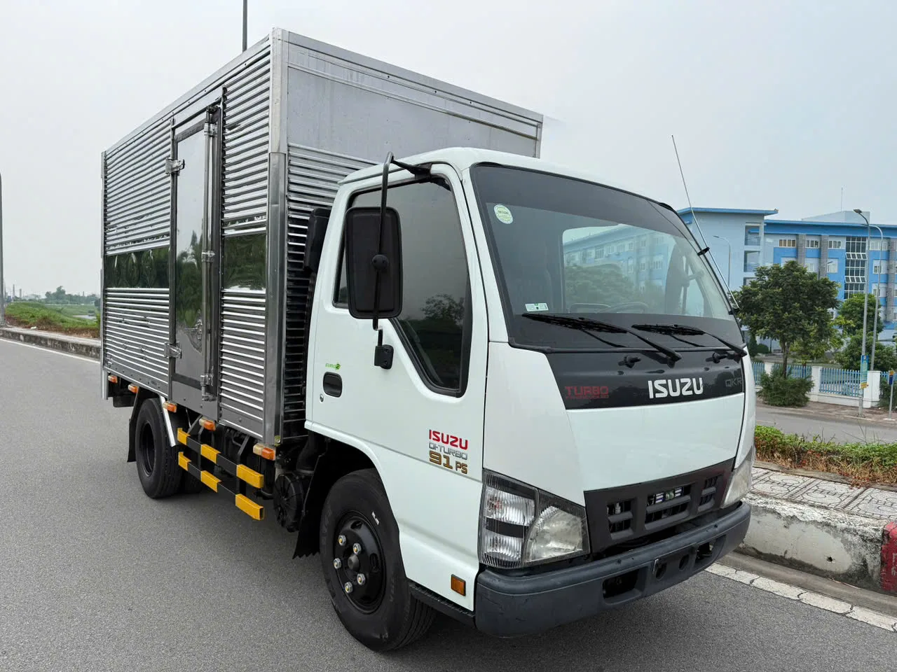 Isuzu QKR thùng kín đời 2017